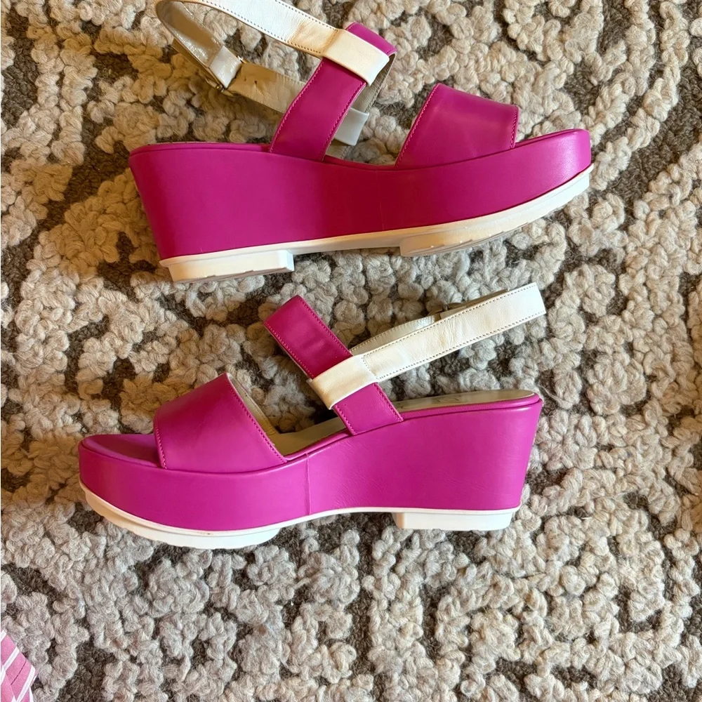 NWOT ITALIAN made fuchsia platform sandal size Euro 40.